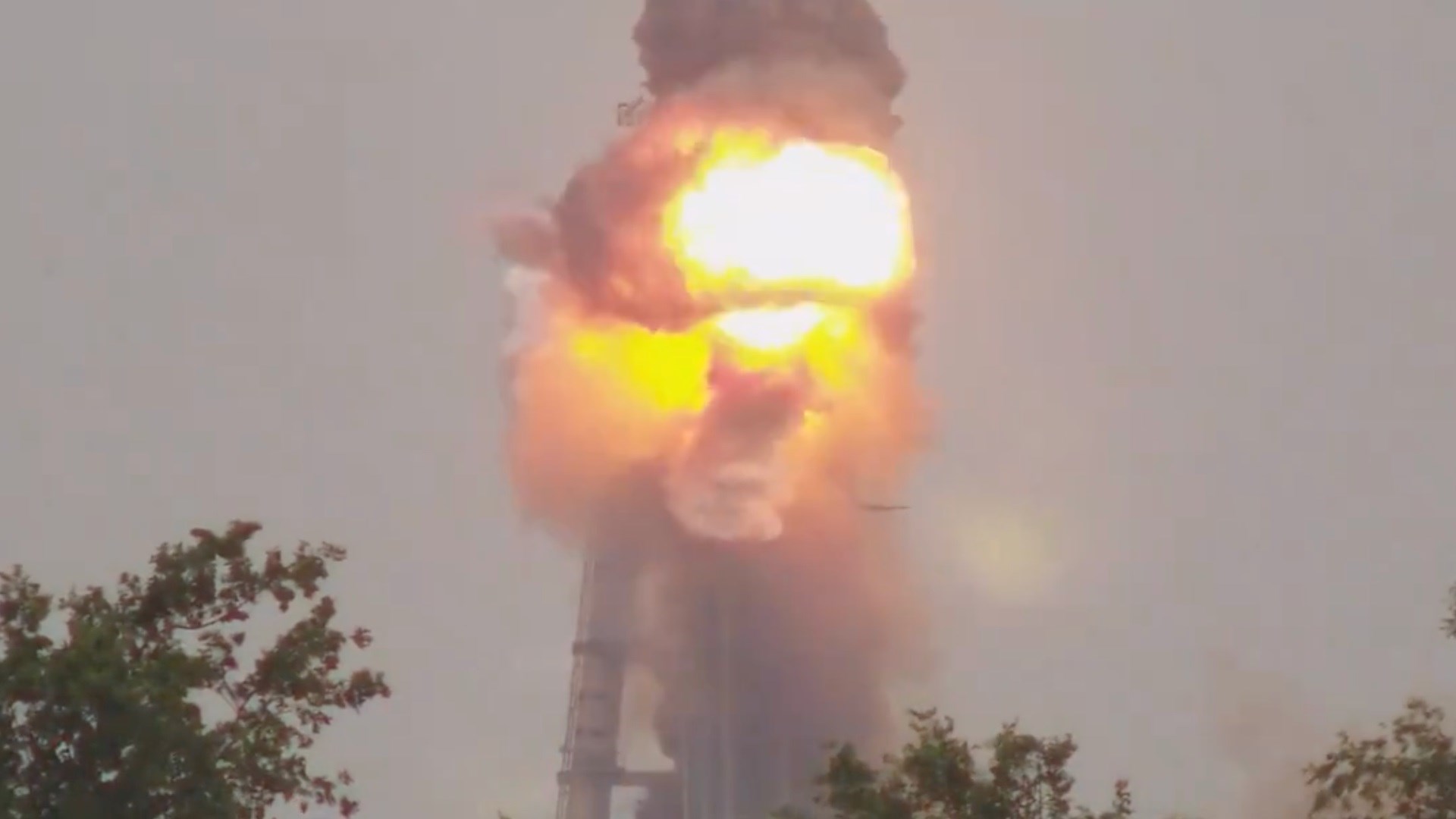 SpaceX’in fırlatma tesisinde Starship motoru patladı!