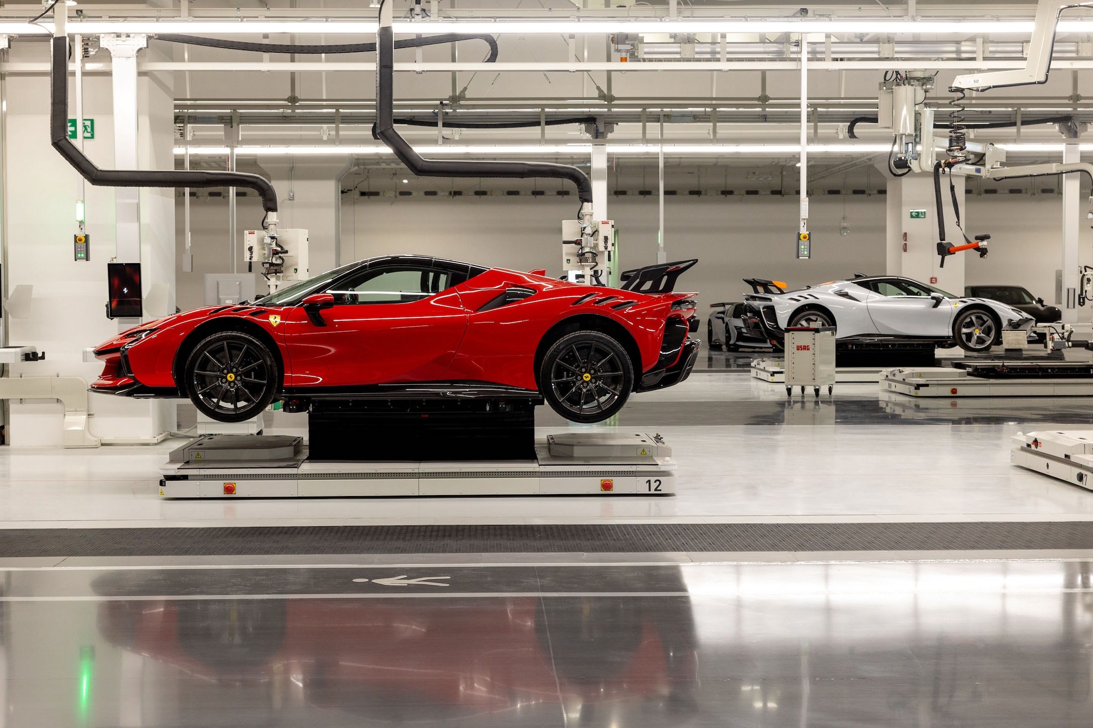 Ferrari elektrikli otomobil üreteceği yeni fabrikasını tanıttı