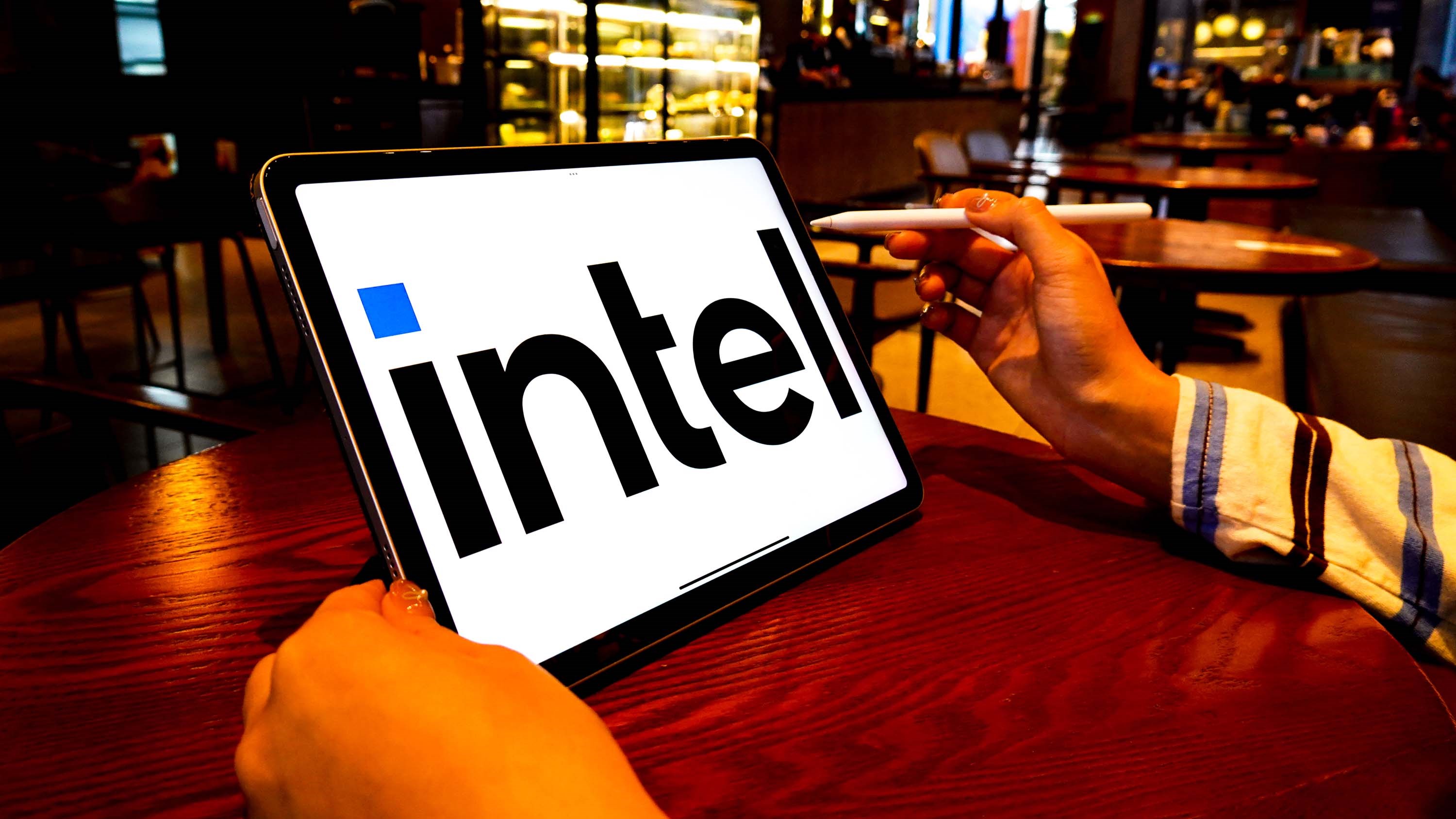 Apple ve Samsung, Intel’i satın almak için yarışıyor