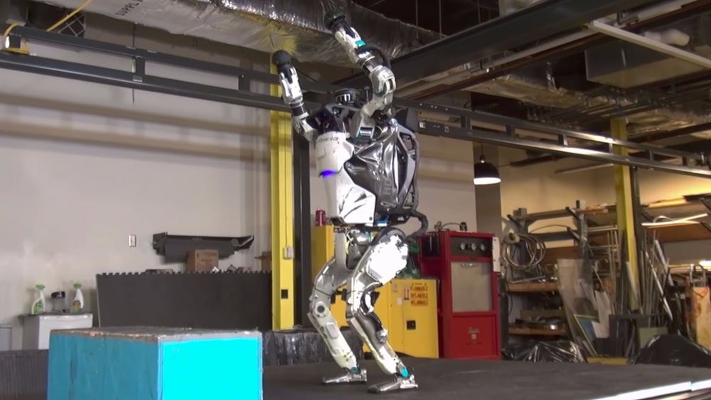 Atlas robot kendini aştı: Artık havada ters takla atabiliyor
